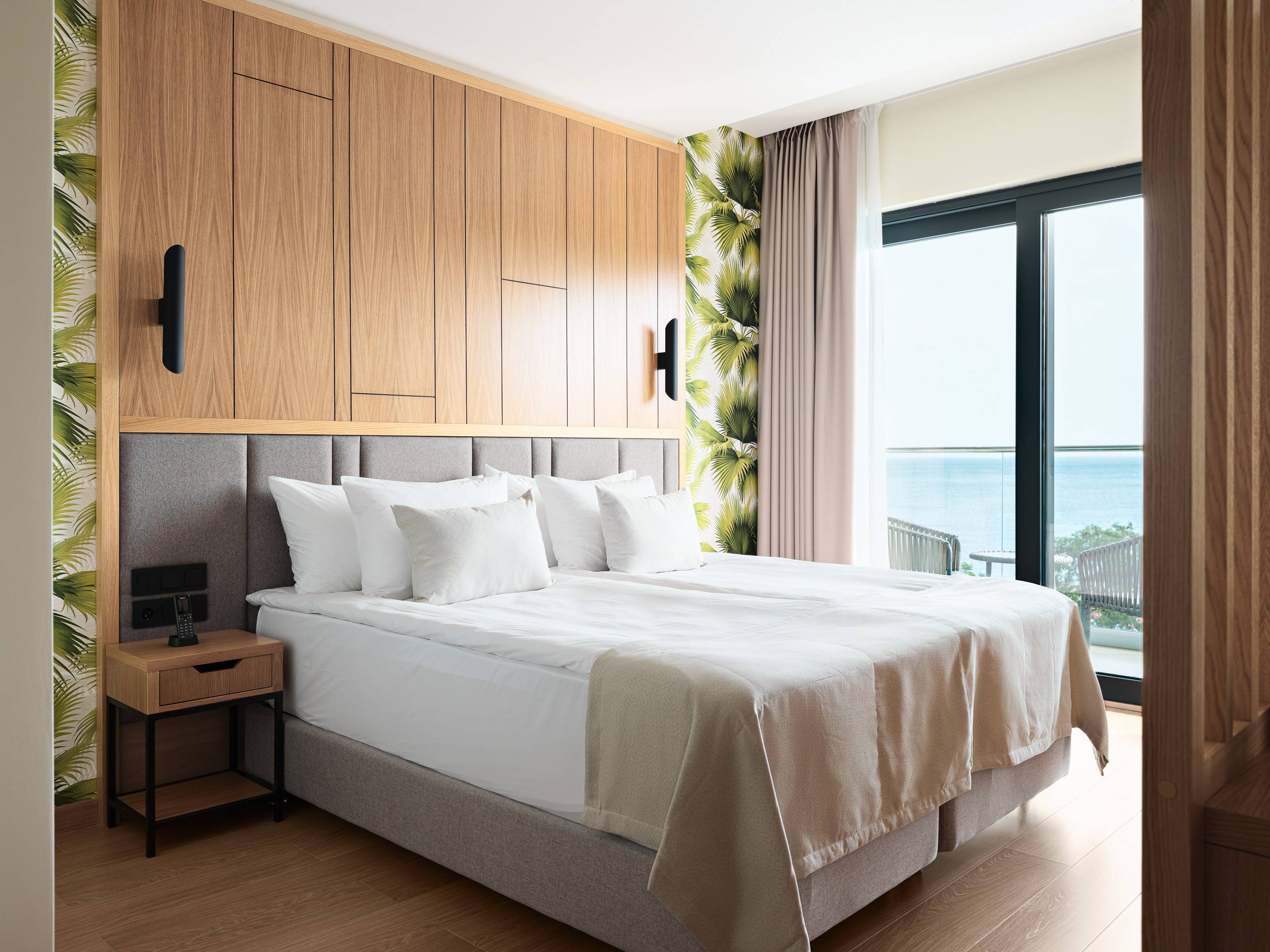 Изображение 1 - Номер Полулюкс с видом на море - Отель Райморис - официальный сайт. Отдых на черном море. Геленджик. Бетта.