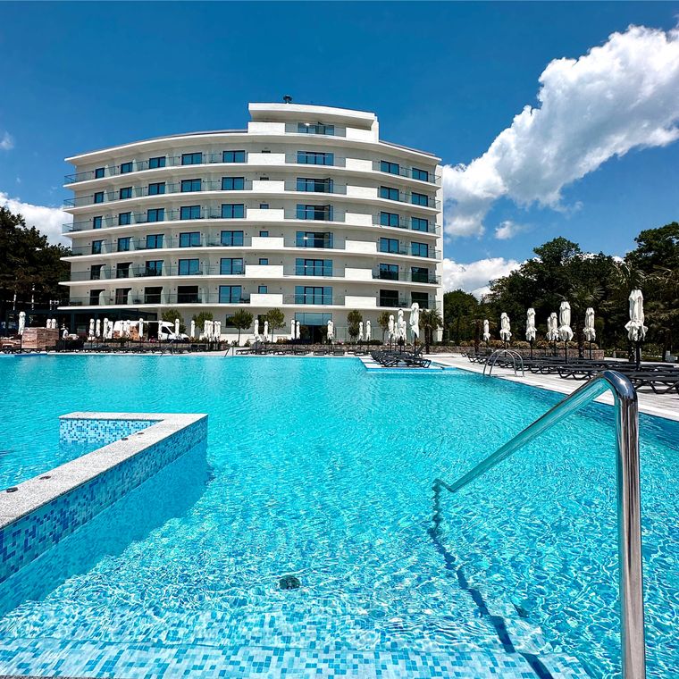 Уже совсем скоро открытие нашего уличного бассейна! | Новости | Отель Райморис - официальный сайт. Отдых на черном море. Геленджик. Бетта.