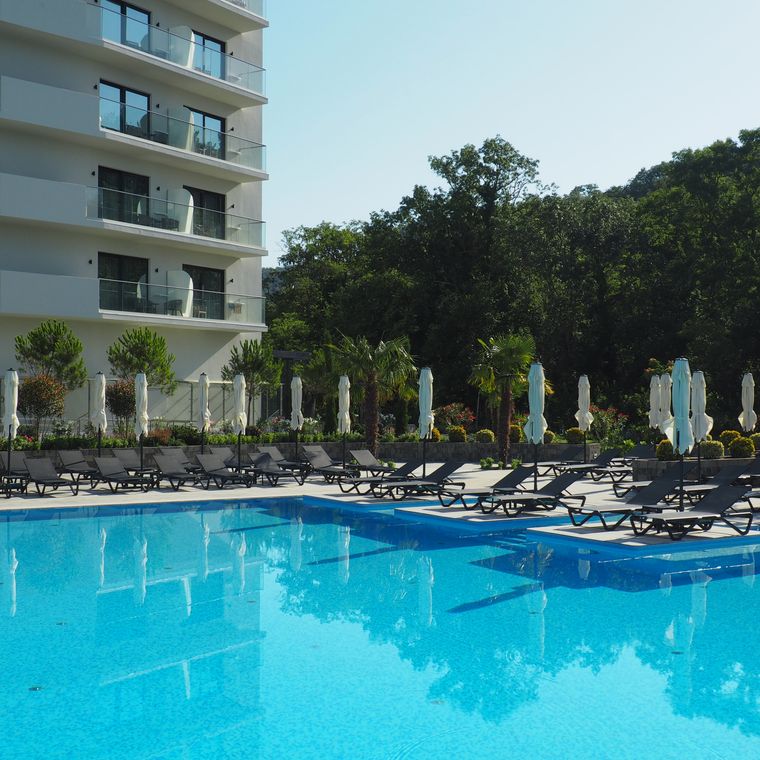 Открыт уличный подогреваемый бассейн! | Новости | Отель Райморис - официальный сайт. Отдых на черном море. Геленджик. Бетта.